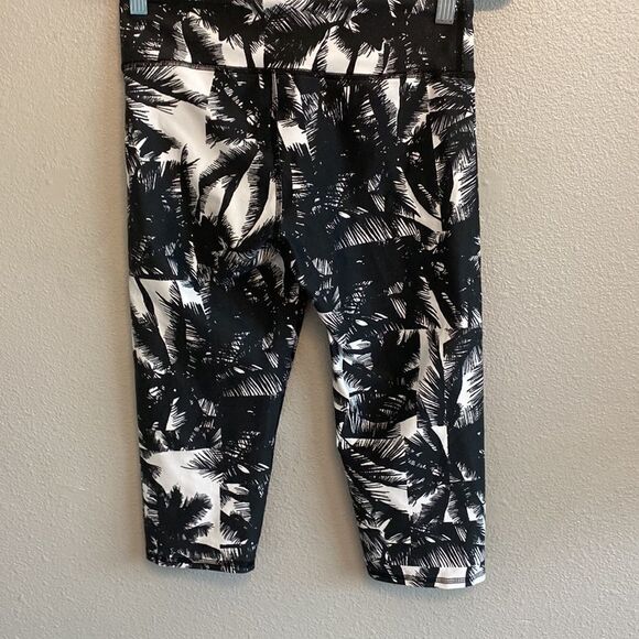Fabletics- palm tree cropped leggings size small - Picture 4 of 5